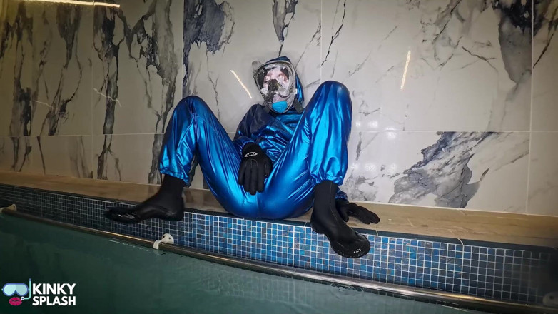 UKCuteGirl Lucy Lauren: Lagon en latex : le secret du double costume avec masque...