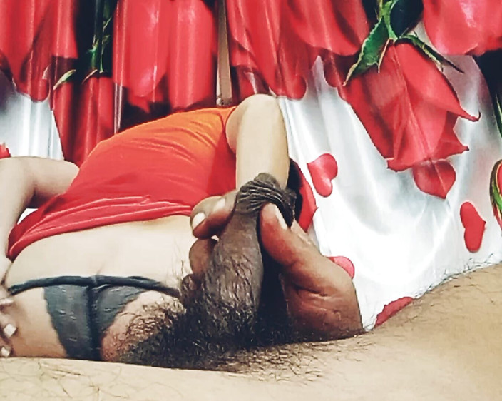 Bolly Karma: Špinavá děvka miluje, když má v puse tuhého mladšího ptáka