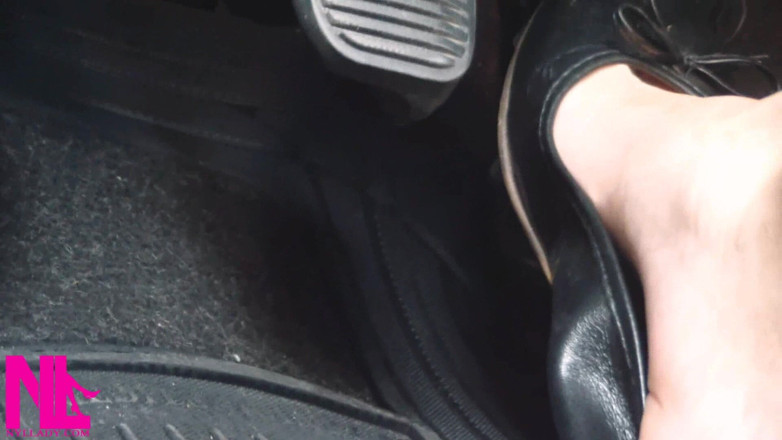 Nyllady: Honění a jízda v černých kožených bytech na barefeet