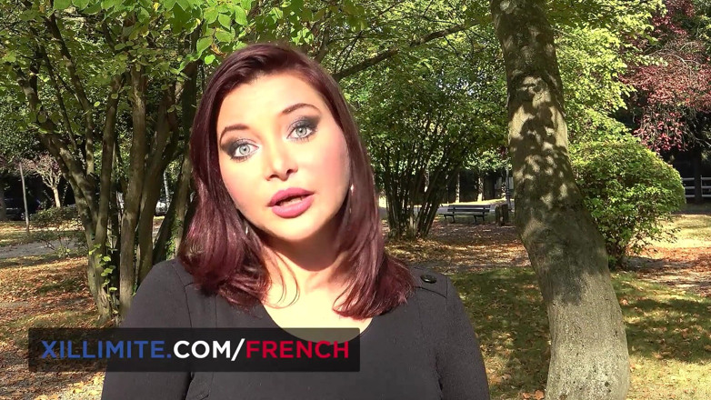 French girls at work: 这个幸运的家伙的2个法国黑发女郎
