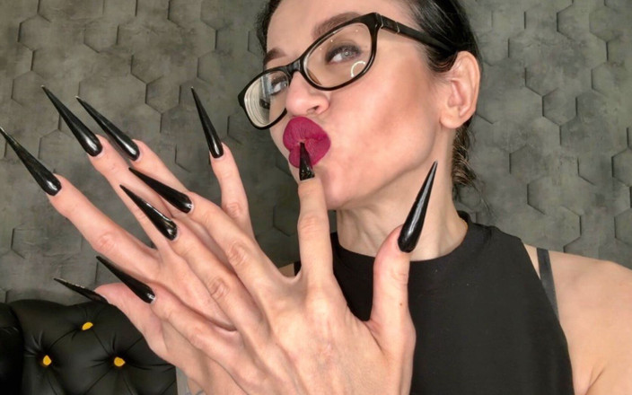 Julia domaina: Schwarze lange Nägel, scharfe stilettos, lange finger lutschen und anbeten,...