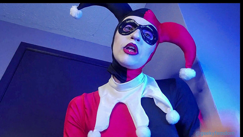 Geeky Femdom: Harley hilft beim nightwingen