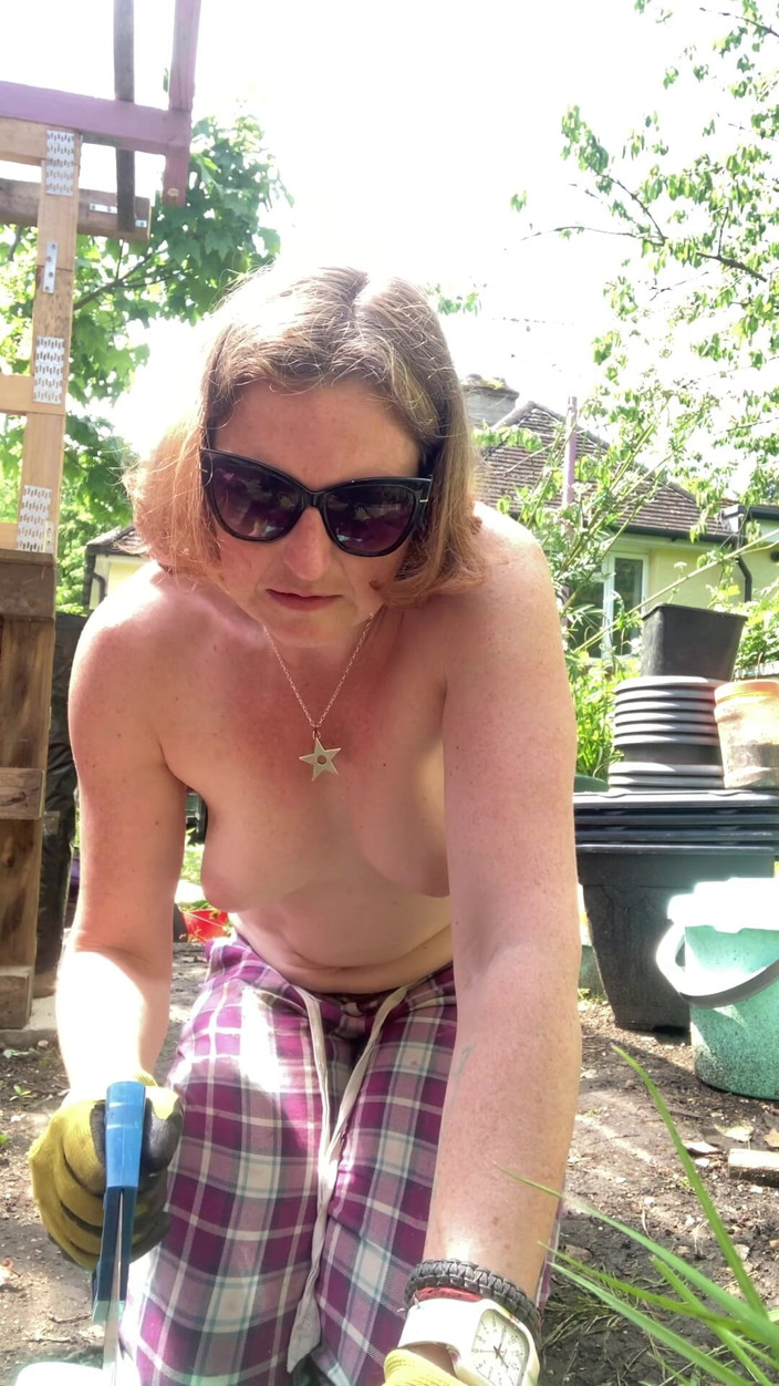 MistressWriggler: Topless diy dans mon jardin très exposé !