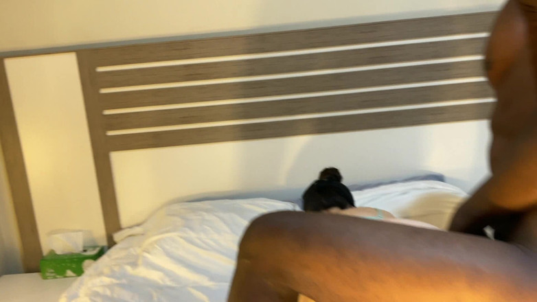 Mr Cute Cock: 既婚のミルフが自分のルールを破って大きな黒人コックを楽しむ パート2