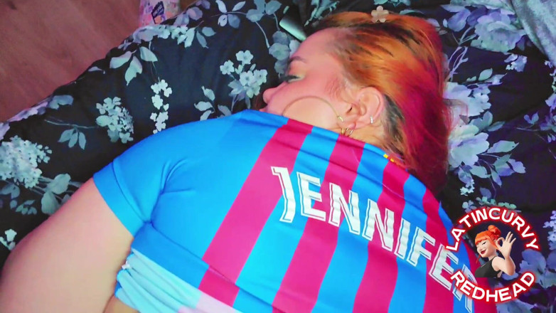 Latincurvyredhead: Une demi-sœur rousse baise son demi-frère sous le maillot du...