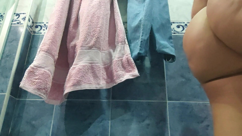SENSESEX: Une infirmière filmée en train de pisser devant la caméra