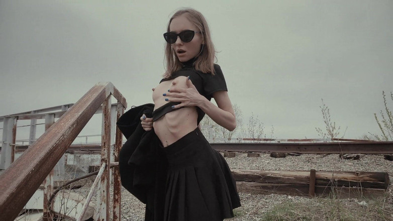 Dirty slut 666: Je marche sans culotte et montre ma chatte depuis le...