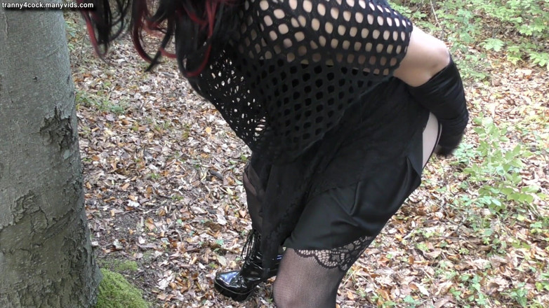 Tranny 4 cock: TV Susan exposée dans les bois