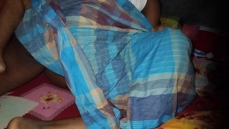 Deshi women: Une belle-mère desi aide son beau-fils à se détendre et à baiser...