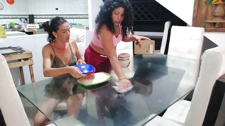 catalinagrande: 의붓여친이 식당을 청소할 수 있도록 도와주고 그 위에 따먹히게 했어