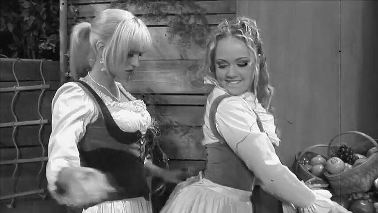 Lesbian Stories: Une blonde incroyable se fait lécher la chatte et doigter