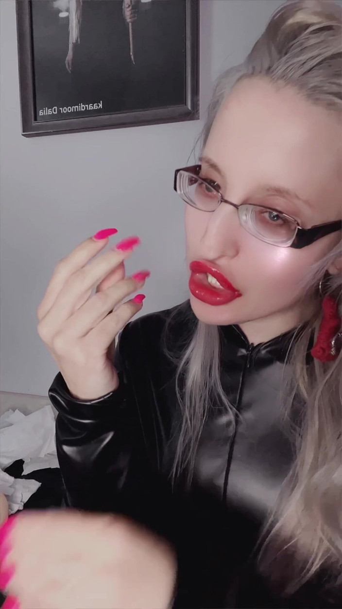 FinDom Goaldigger: Bimbo bimbo merah dengan tetek merah