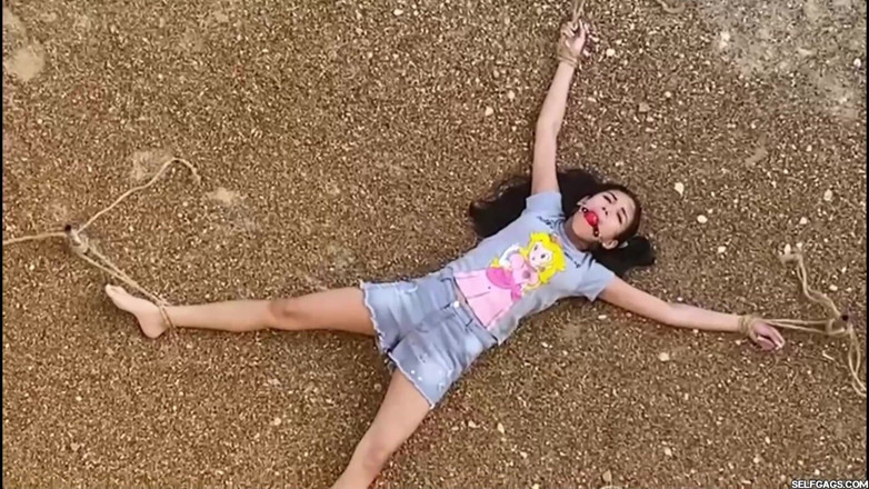 Selfgags Latina Bondage: oobi huee 18 saal ki umr seksi karmachaari bandhan chaahti hai (2...