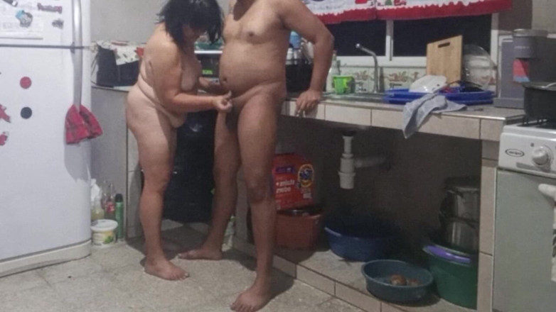 Milfta boohot: 継母が台所でくれるなんて美味しいんだ