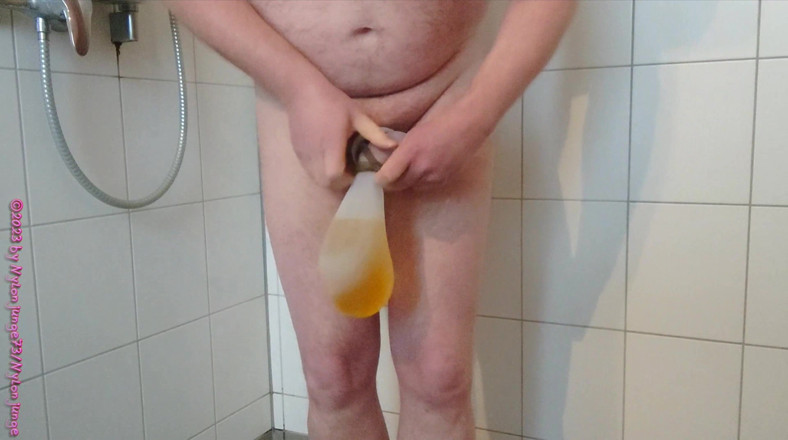 Carmen_Nylonjunge: Horny Pissing in Rubber Socks