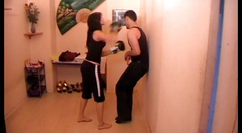 Femdom Austria: Lección de boxeo de Lea