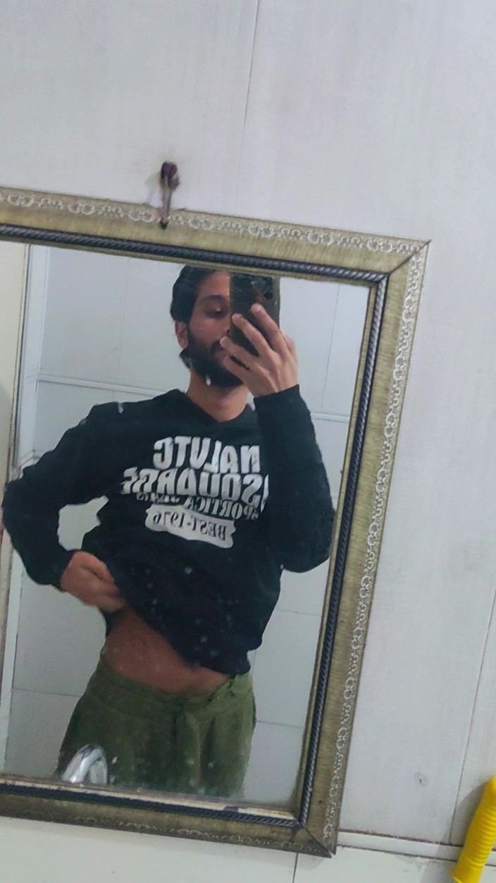 Zaid Valen: Nue dans les toilettes de l’hôpital
