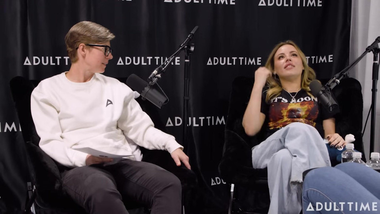 Adult Time Podcast: Gizelle Blanco &amp; Anna Claire Clouds Feromones, forfecare, &amp; Bush | Podcast pentru...