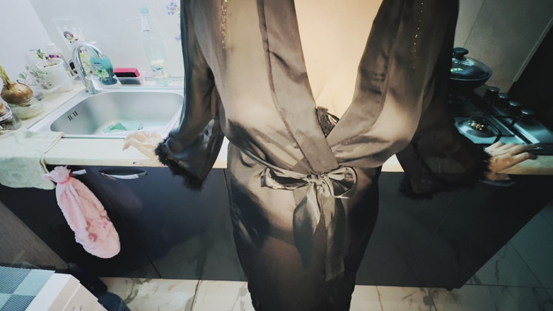 sexalko: मेरी सास ने मुझे लंड से पकड़ लिया और मुझे अपने सोफे पर घसीटा! मुझे इसे संतुष्ट करना था और उसका मनोरंजन करना था