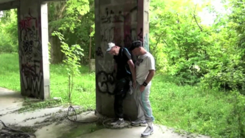Sneaker gay: Sneakers demütigung im freien