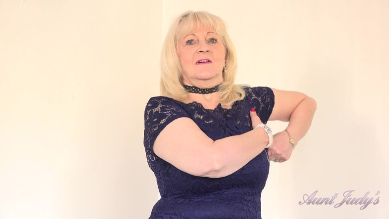 Aunt Judy's: Tantejudys - kennismaken met rondborstige blonde gilf Katie Wish