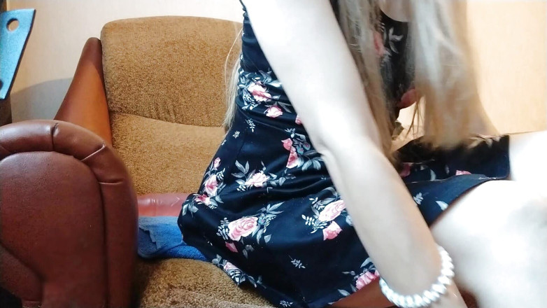 Lizaveta: Une MILF laiteuse s’enfile un gode et squirte du lait !