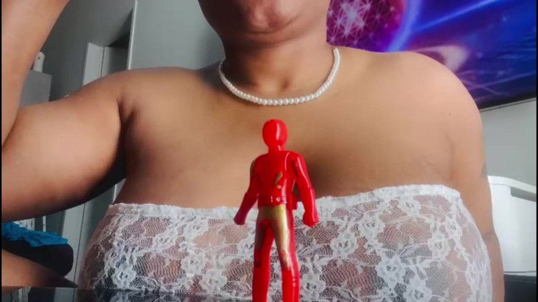 Maeling: Drobný super hrdina prsa