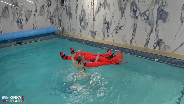 UKCuteGirl Lucy Lauren: Desnuda y cachonda en mi chica inflable del submarino