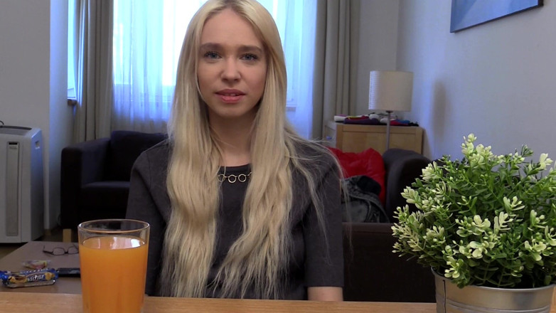 Bitch hunter: Blonďatá holka svírá fialový vibrátor s nezbedným úsměvem