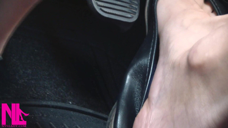 Nyllady: Revving et conduite dans des appartements en cuir noir sur...