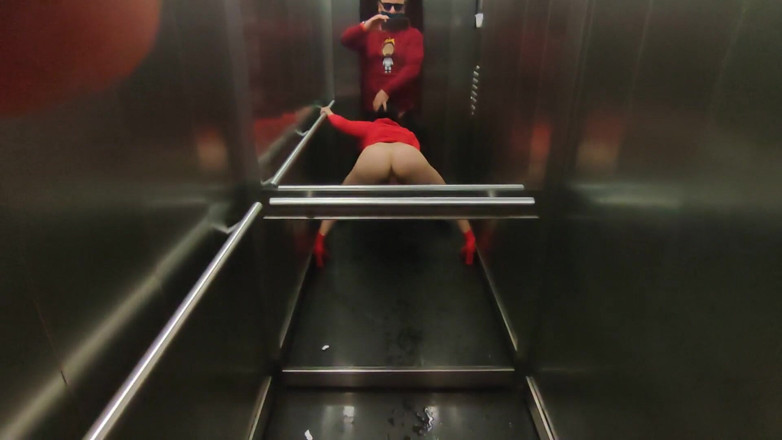 DedeDeville: Sexo muito arriscado em um elevador com a vizinha gostosa...