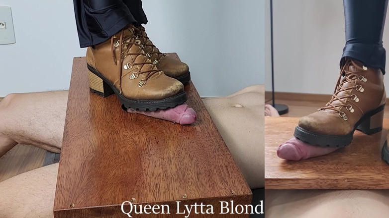 Queen Lytta ballbusting and cum lick: クイーン・リッタ・ブロンド - セクシーブーツ CBT 第6話 - 2つのアングル - CBT - コック踏みつけ - 足支配 - 足の辱め - ボールバスト - C