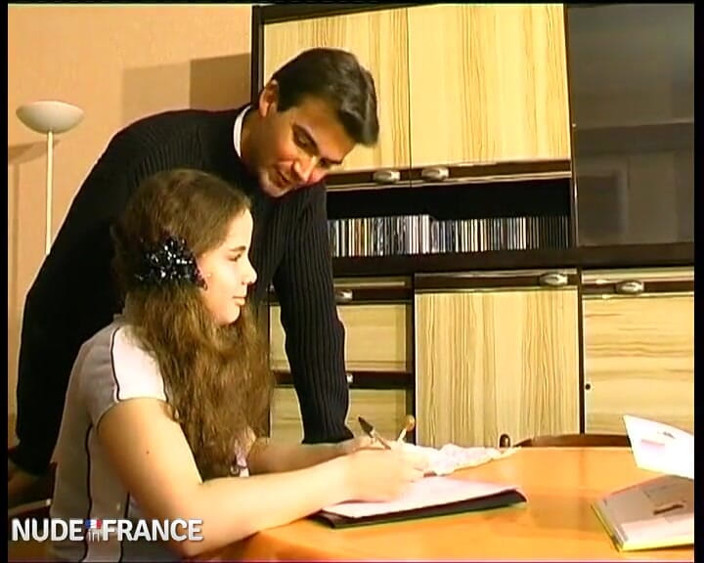 La France a Poil: Pamela की उसके टीचर और सहपाठी द्वारा चुदाई!
