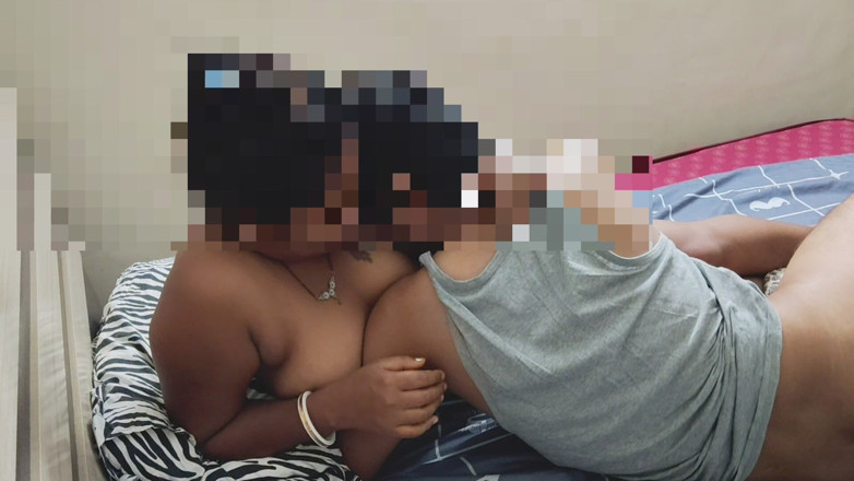 Hot boudi: 남친과 섹스하는 인도 와이프