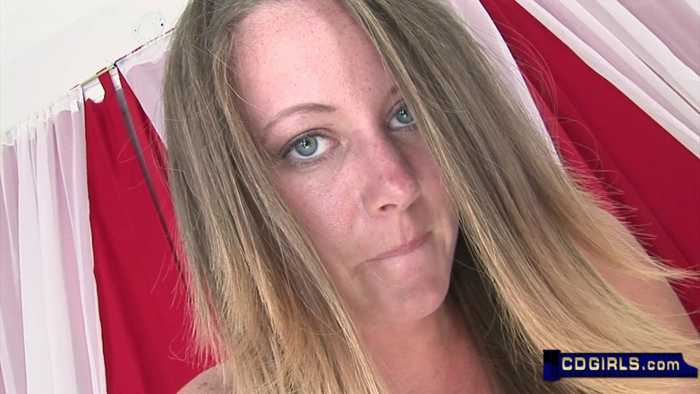 New Media Adult: Twee amateur-tieners spelen met een Sybian