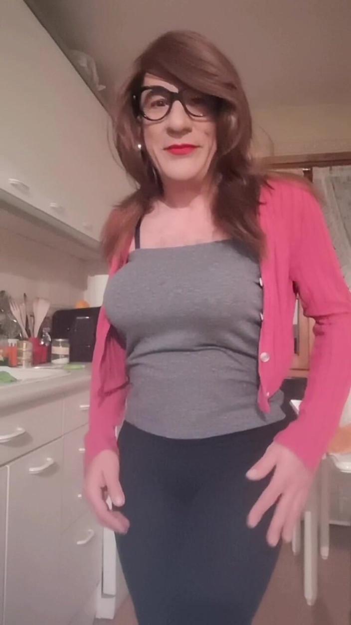 Yusti: Crossdresser Pojke klädd som bystig kvinna