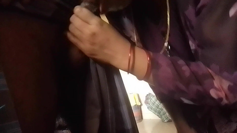 Bijukumar: Une villageoise tamoule suce la bite de son mari dans...