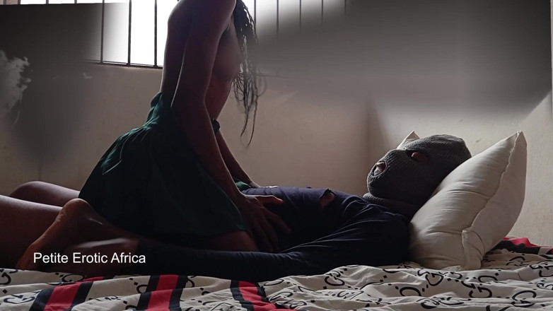 Petite Erotic Africa: Темношкіра тінка має на увазі їзду