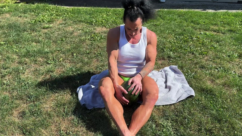 Kandylegsxxx: Gespierde milf Kandys watermeloen crush overheersing