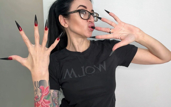 Julia domaina: Клацання і смоктання пальців, довгі чорні нігті, гострі кігті