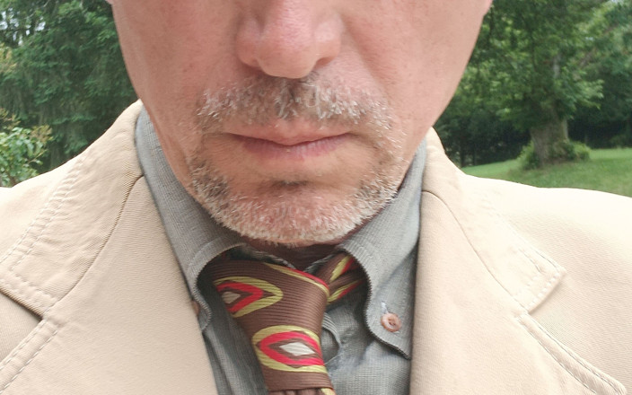 Hornydaddy50: Je squirte. Une bonne branlette au bureau.