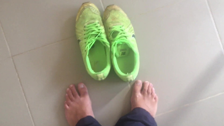 Manlyfoot: Ejaculare pe adidași - Fan Request Video - Twitter