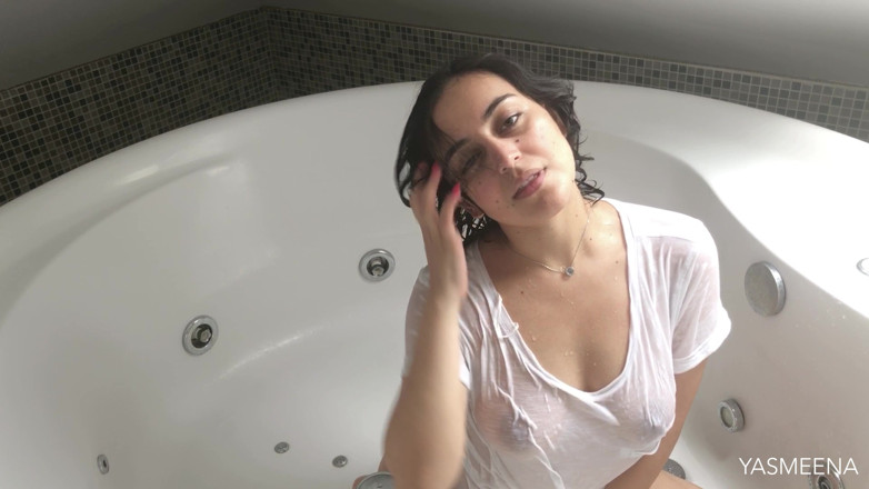 Yasmeena Ali: Séduction sous la douche avec écartement de la chatte et du...