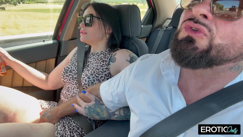 EroticOnlyClips: Łowca suk zostaje wbity przez napaloną mamuśkę dziwkę - całkowite odwrócenie...