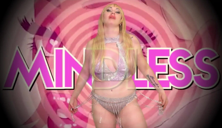 Goddess Misha Goldy: 창녀를 빠는 작은 자지로 변신!