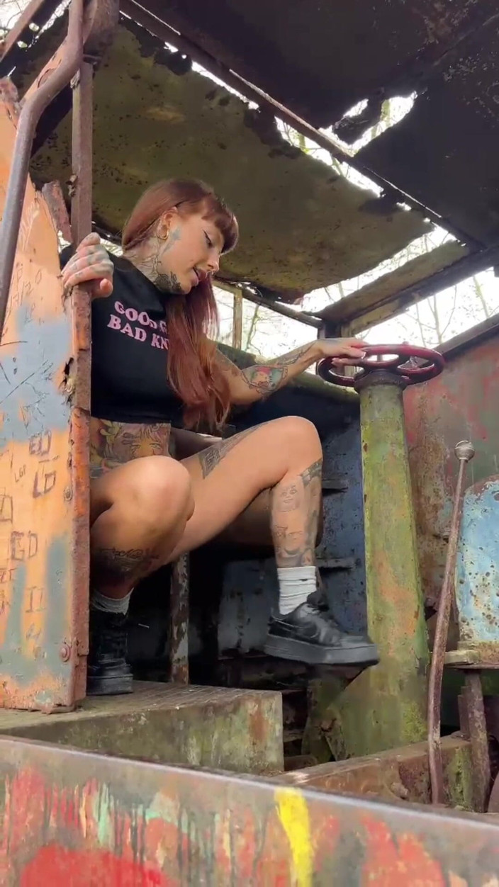 Yourfavecumslut: Cewek seksi kencing di kereta yang ditinggalkan!