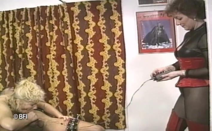 Hardcore slave sex: Couple électro sm