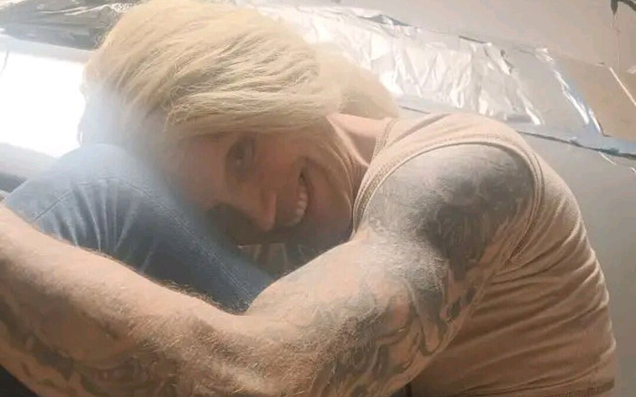 TS JACKIE BLACKED: Curvă transsexuală albă zveltă scuturându-și fundul ăla