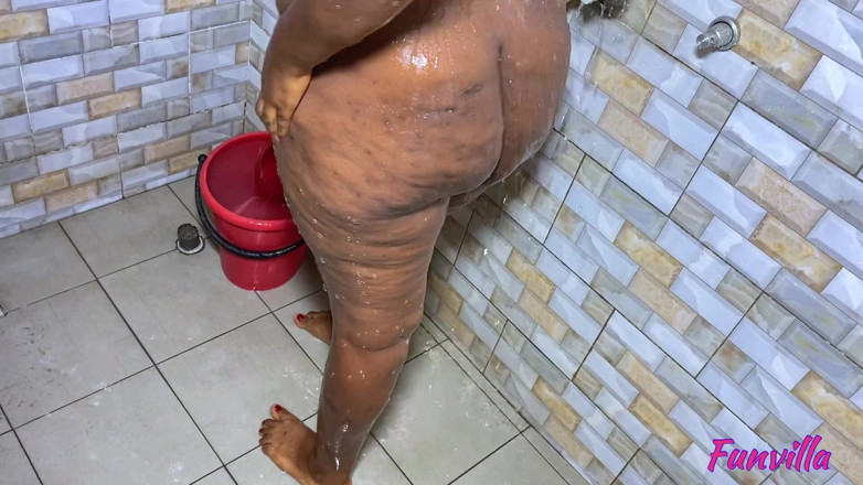 Funvilla2: Waktunya mandi untuk ibu tiri semok