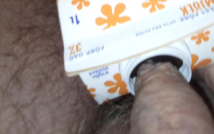 Sex hub male: John se pișă într-o cutie de lapte